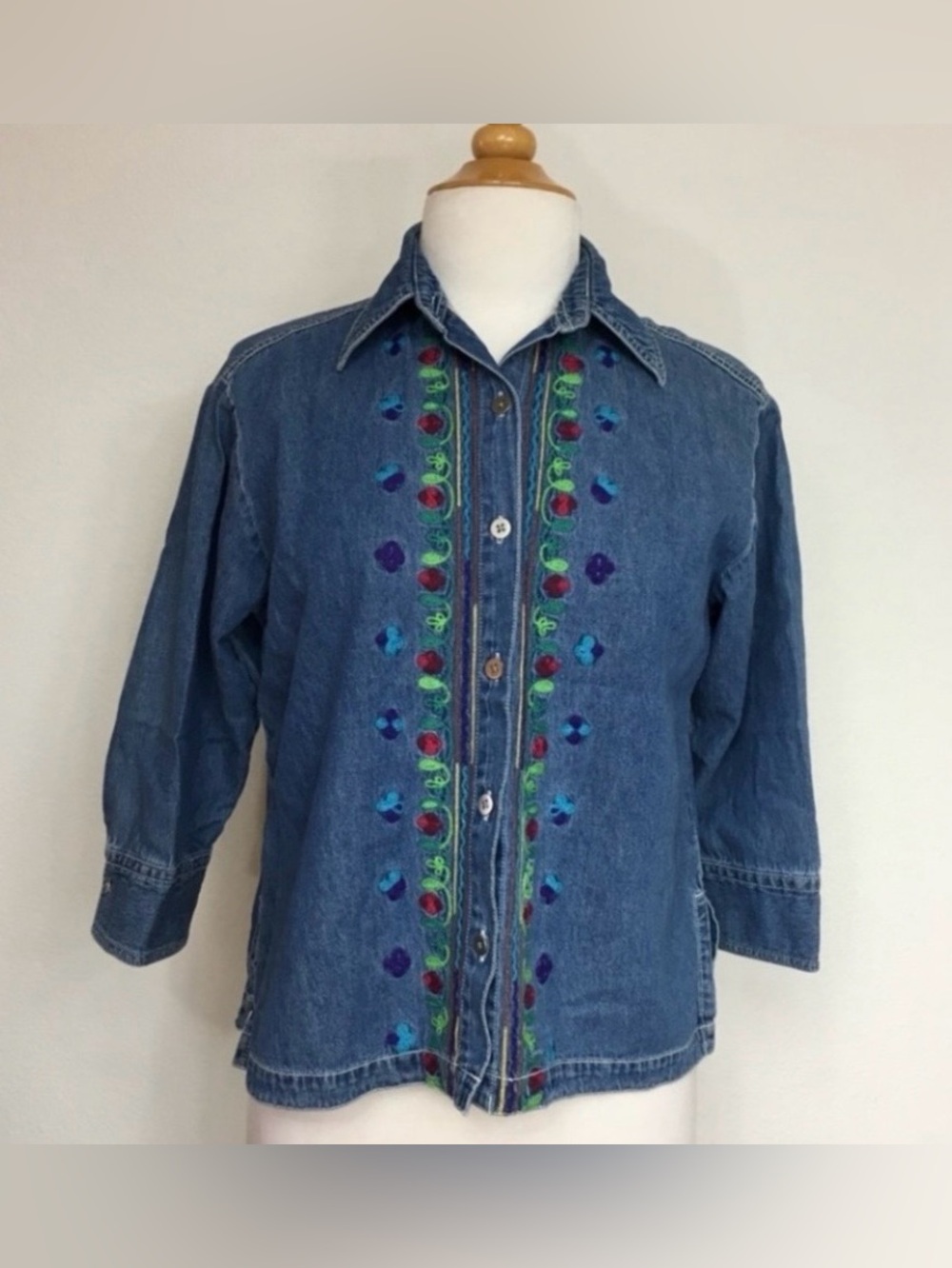 Vintage Chico’s Design Womens Blue Chambray Embroidered Floral Button Top Size S